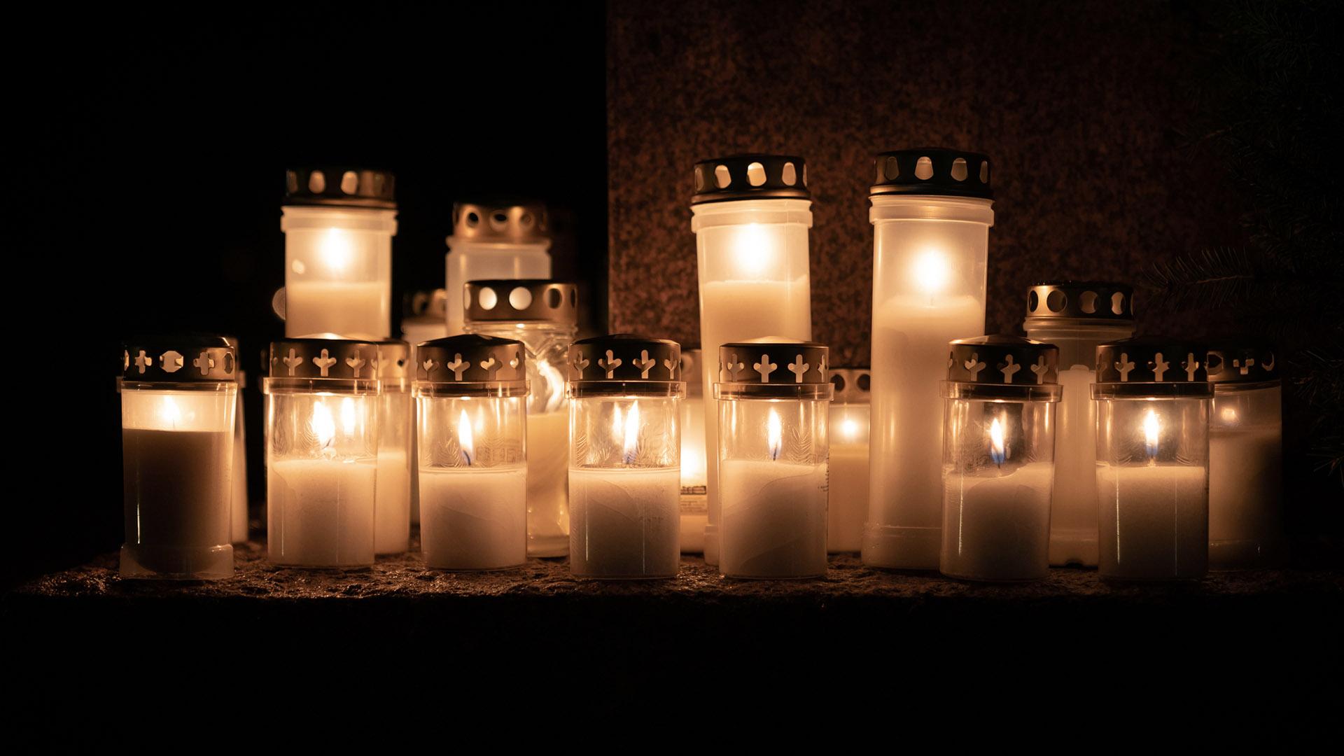 Hautaustoimisto Ikäheimon Kynttilät haudalle -palvelu voi toimittaa kynttilän omaisen valitsemalle haudalle tämän puolesta.